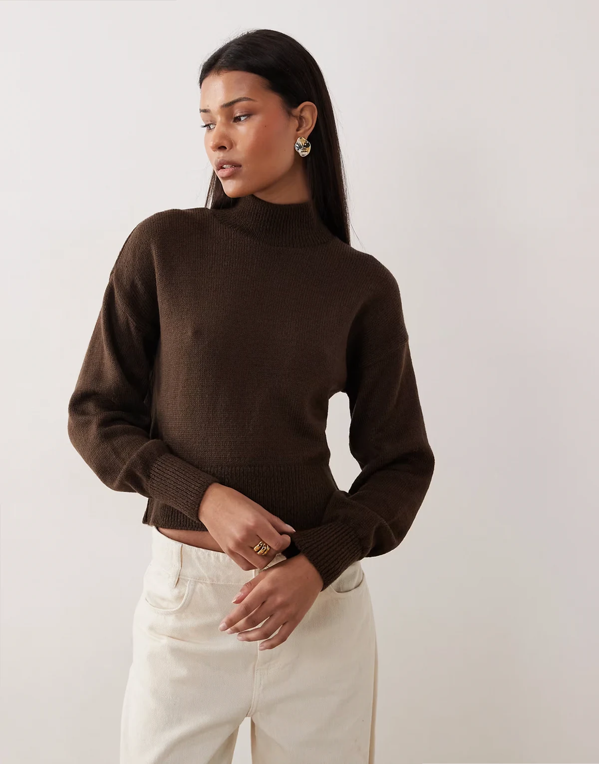 – Czekoladowy sweter z golfem
