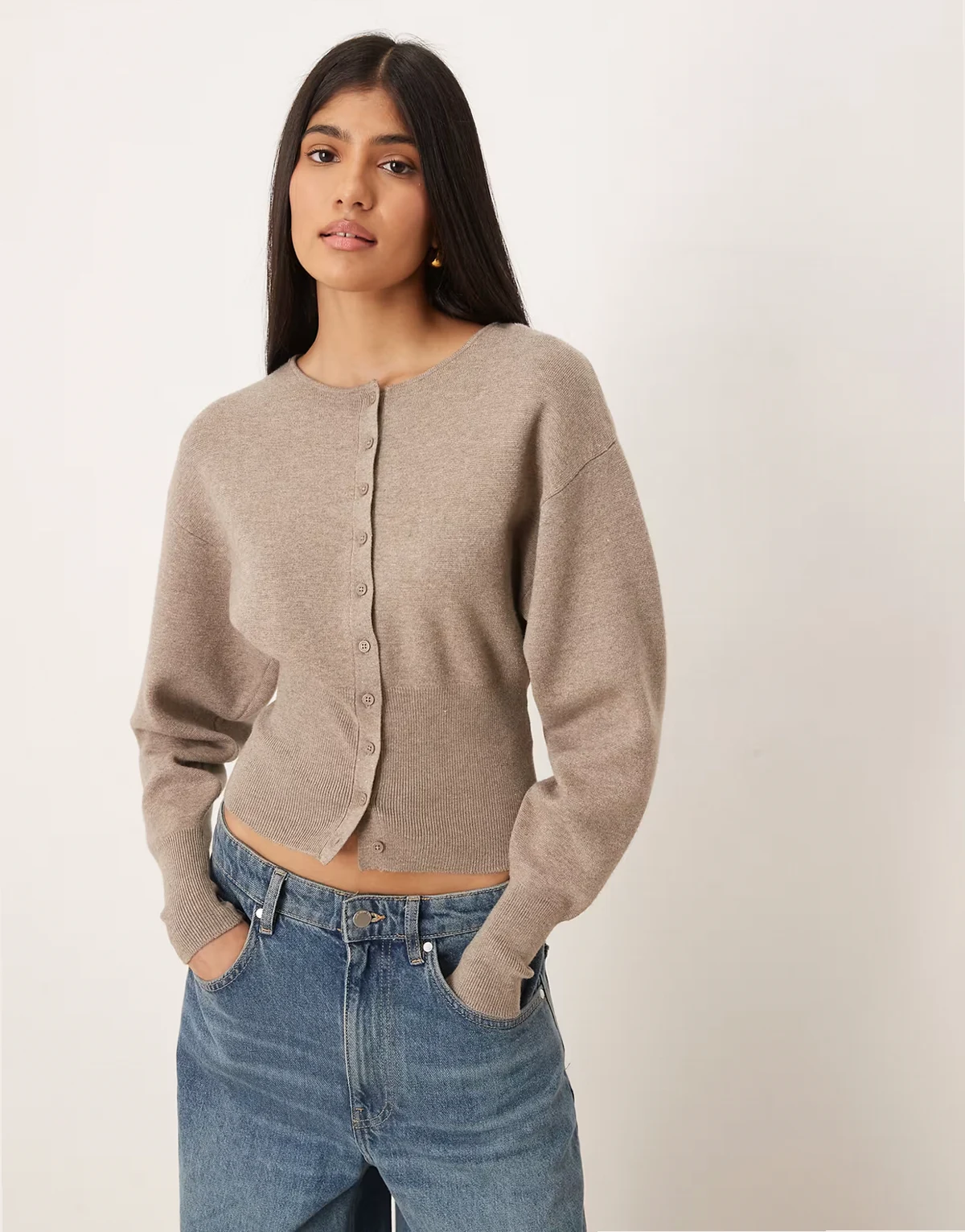 – Geformte, figurbetonte Strickjacke in Braun meliert mit Knopfleiste