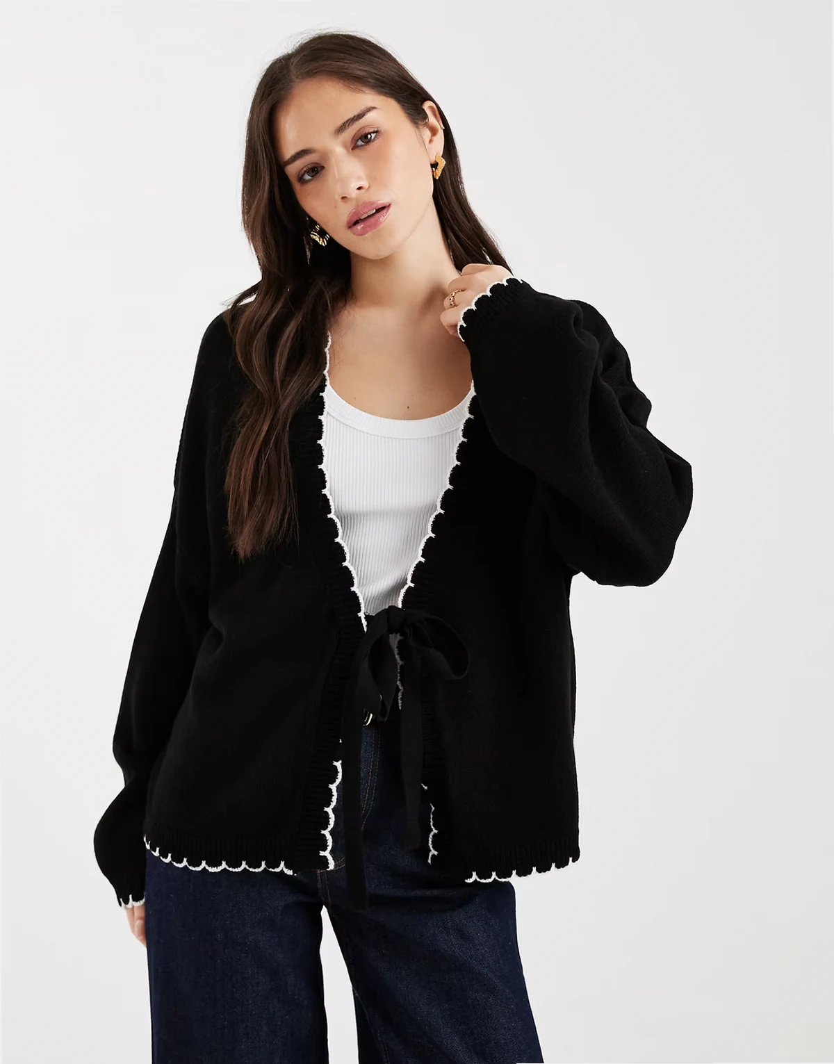 – Strickjacke in Schwarz mit Languettenstich und Bindedetail