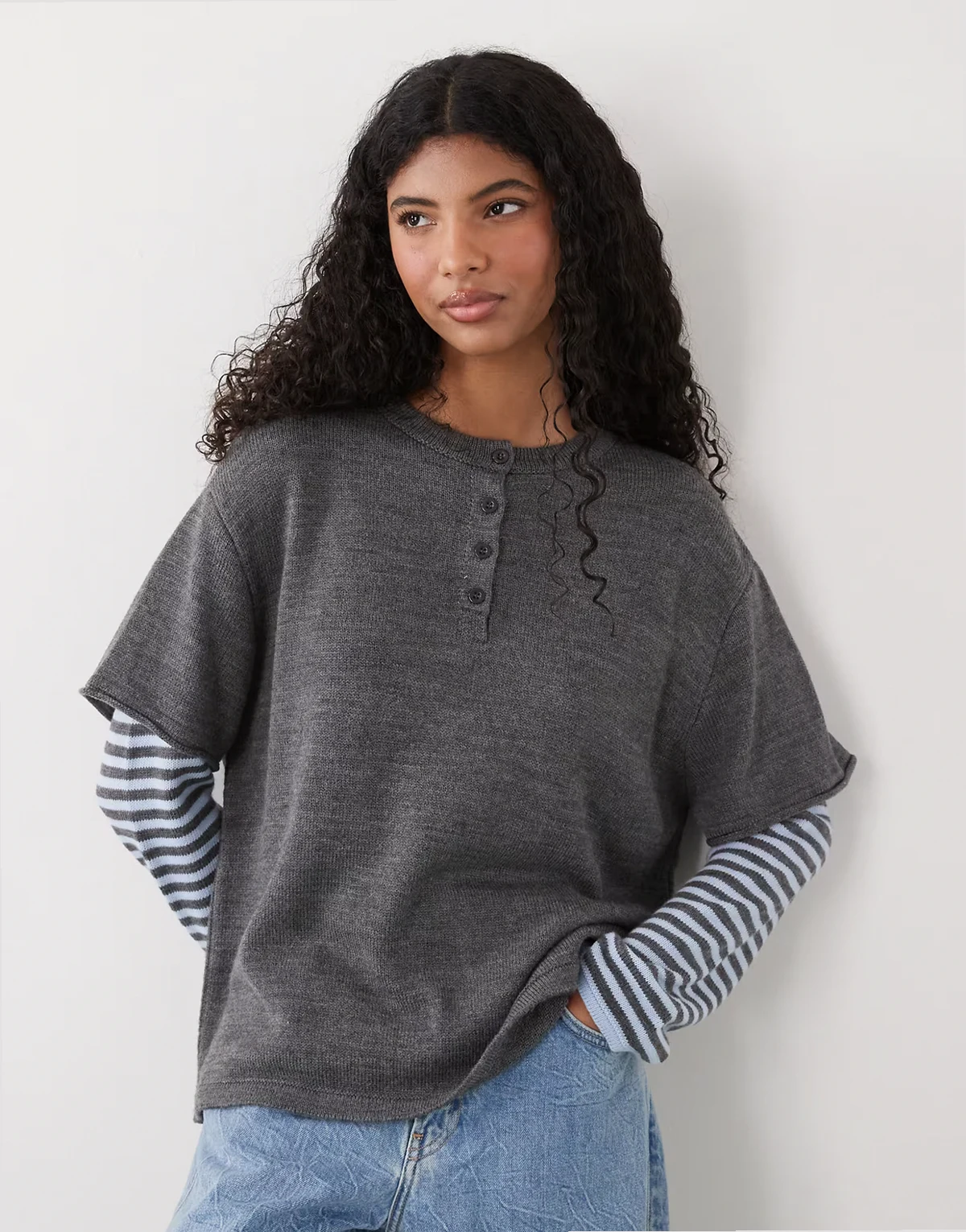 – 2 in 1 – Oversize-Strickpullover in Grau mit gestreiften Ärmeln und Henley-Kragen