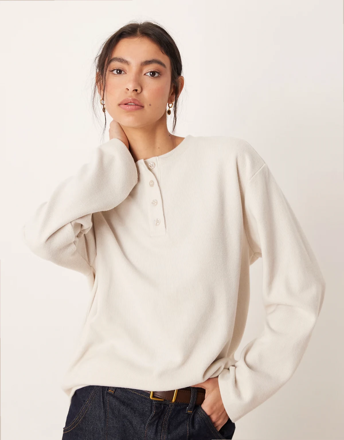 – Kremowa bardzo miękka bluza dresowa oversize z dekoltem henley
