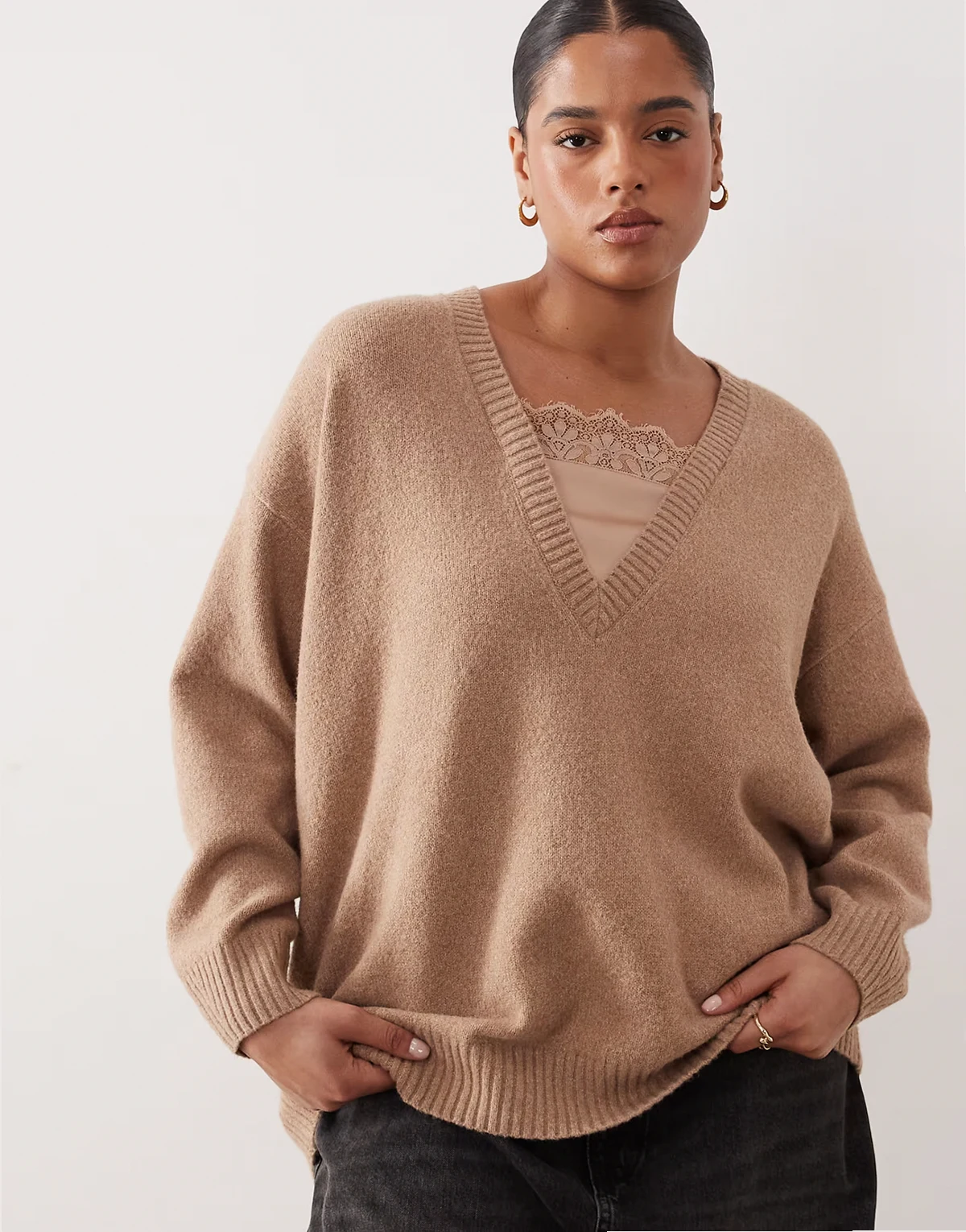 ASOS DESIGN Curve – Camelowy sweter z dekoltem w szpic i koronkową wstawką