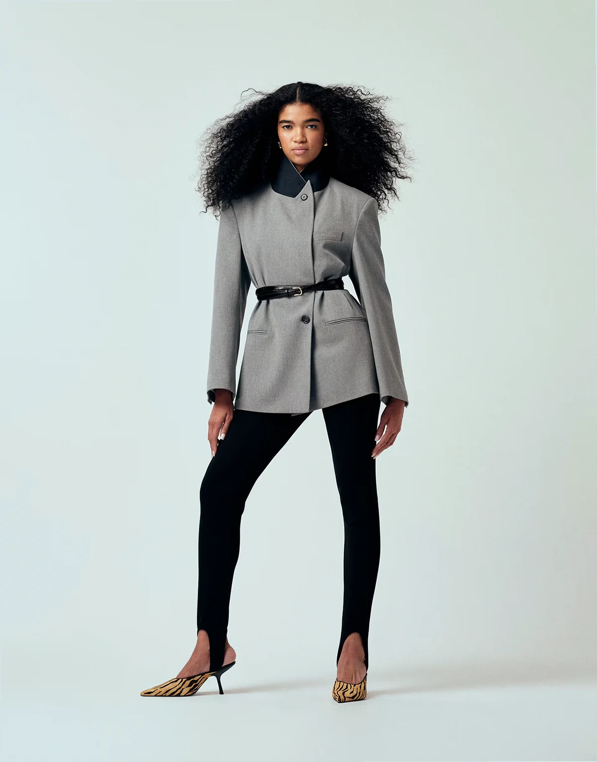 – Oversize-Blazer in meliertem Grau mit Kontrastkragen
