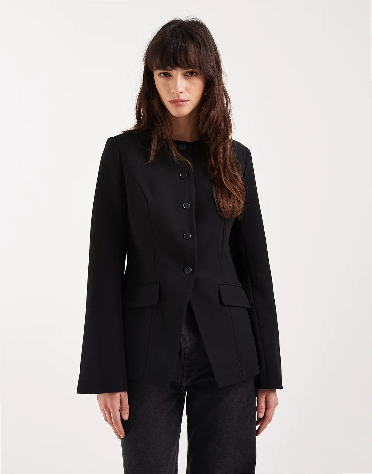 – Hochgeschlossener, geformter Blazer in Schwarz