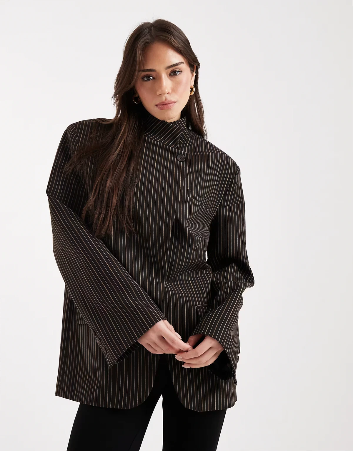 – Oversize-Blazer in Braun mit Wickeldesign vorne und Nadelstreifen