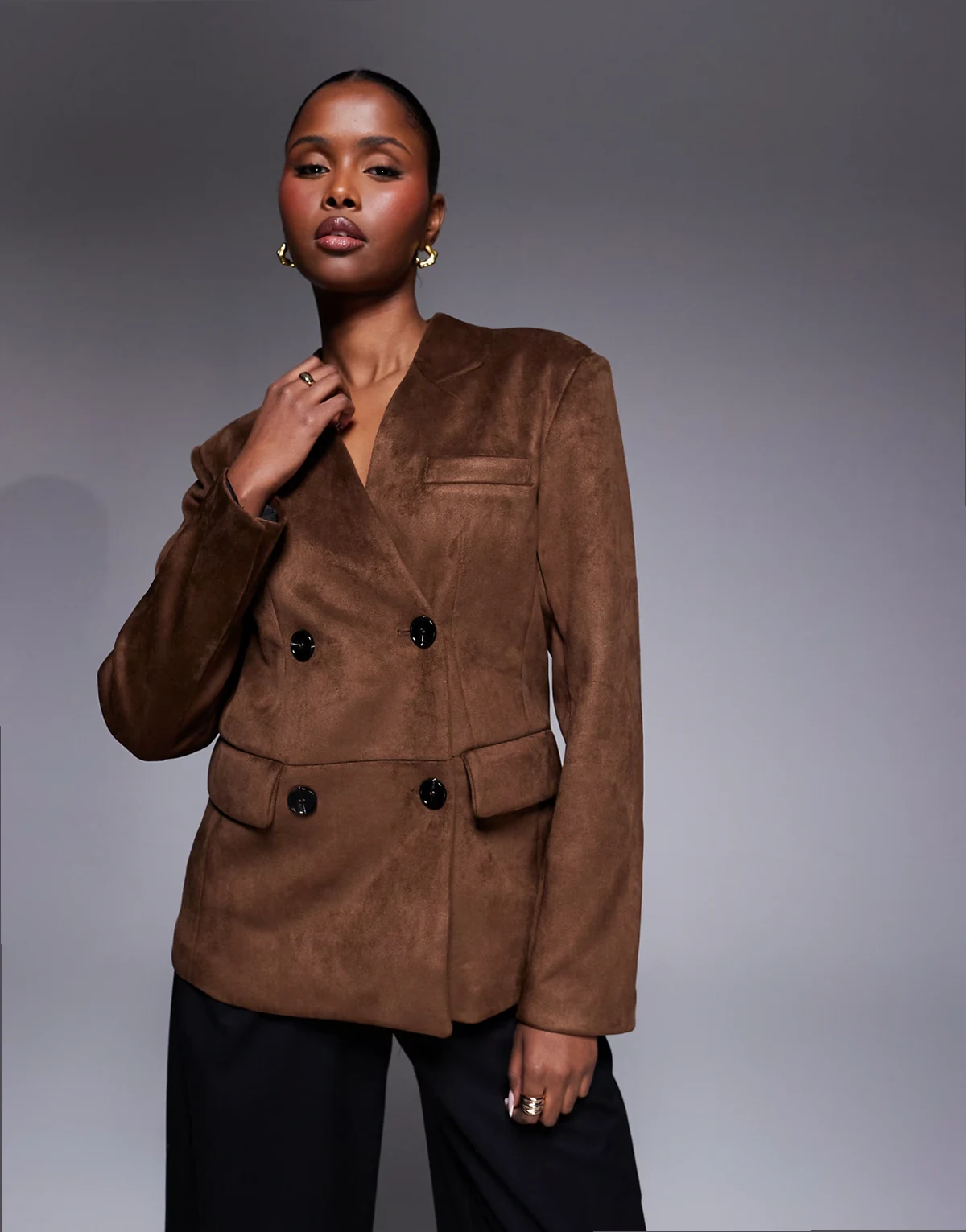 – Kragenloser Blazer aus Wildlederimitat in Braun