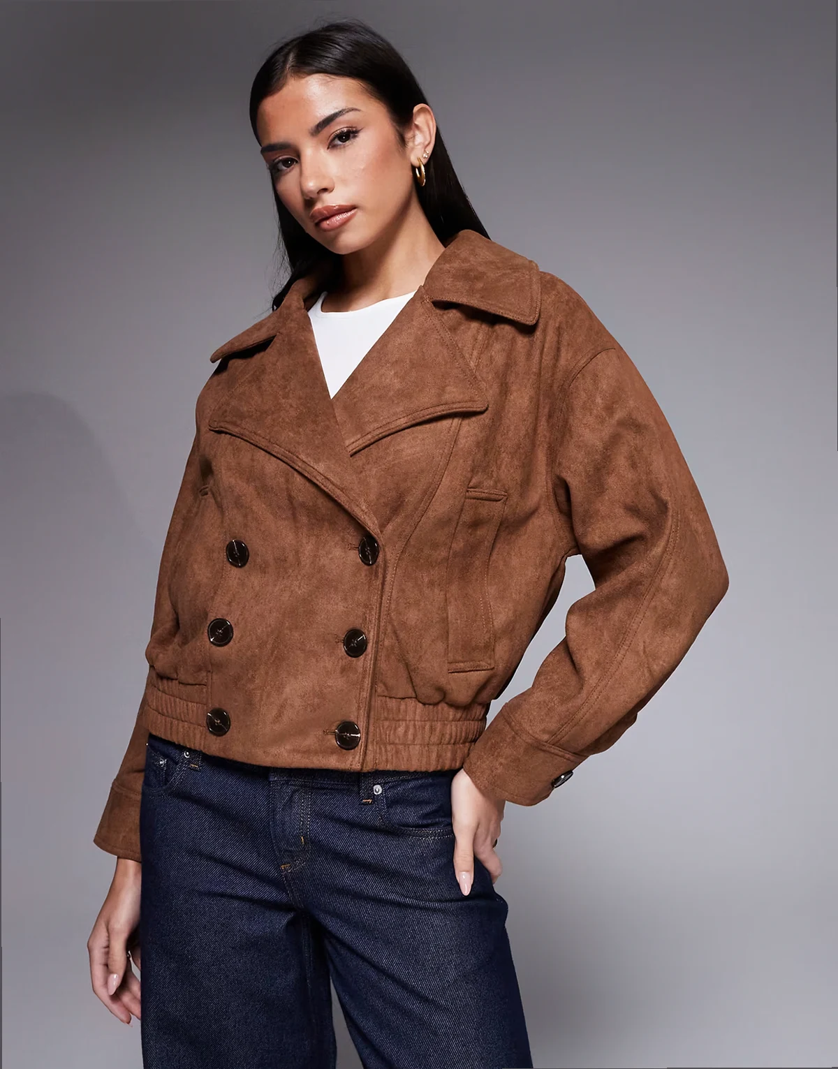 – Jasnobrązowy dwurzędowy trencz o fasonie bomberki z imitacji zamszu