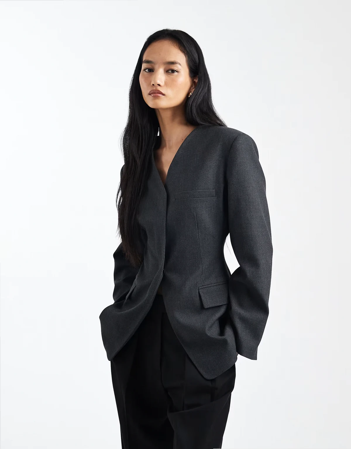 – Blazer in Grau ohne Kragen mit hohem Reversansatz