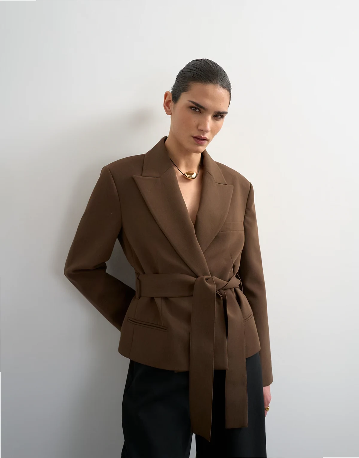 – Kastiger Blazer in Schokobraun mit kurzem Schnitt und Gürtel