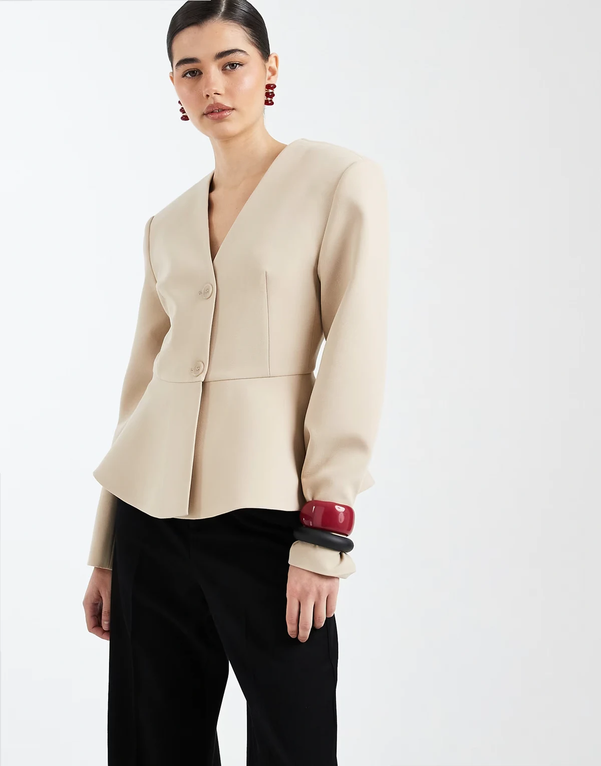 – Tief ausgeschnittener Blazer in Camel mit Schößchen