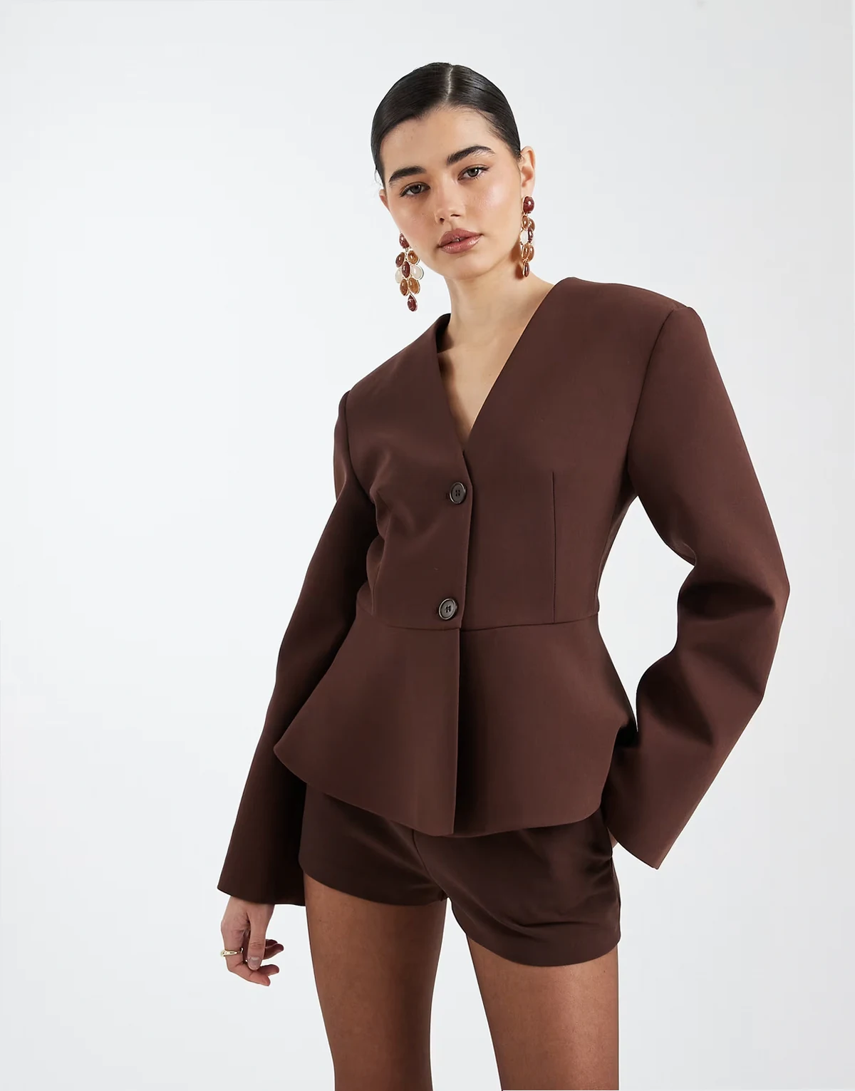 – Tief ausgeschnittener Blazer in Schokobraun mit Schößchen
