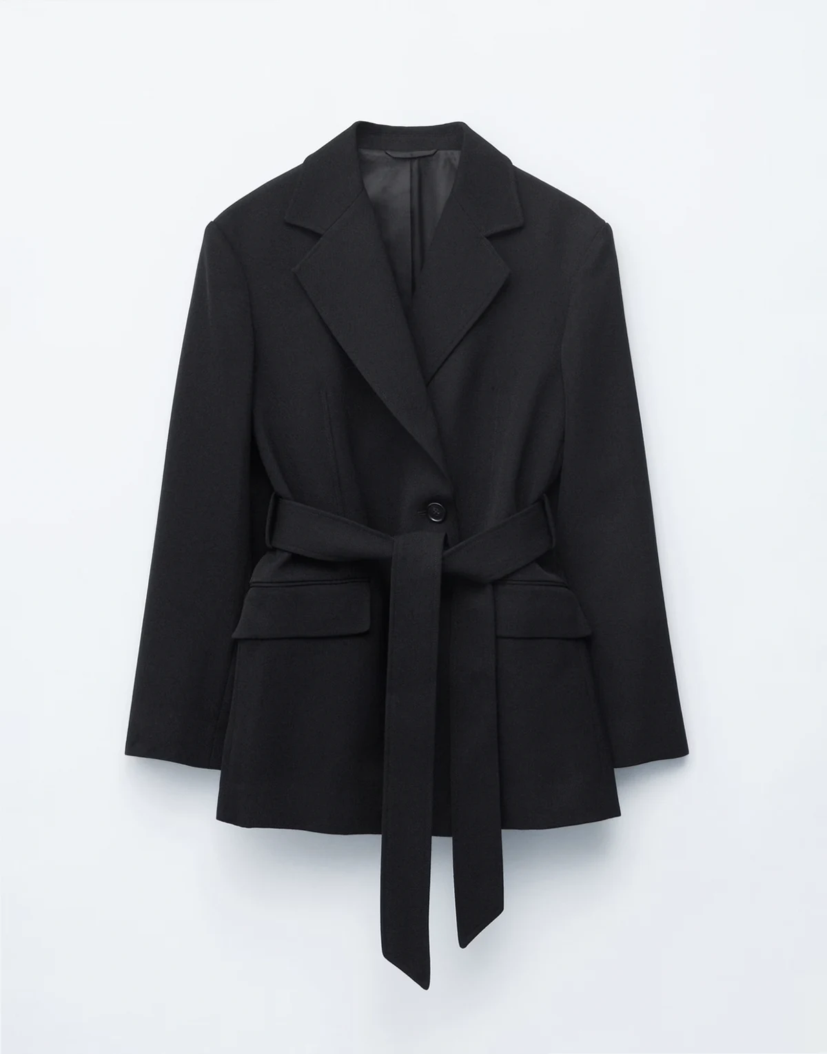 – Blazer in Schwarz mit hohem Wollanteil und Gürtel