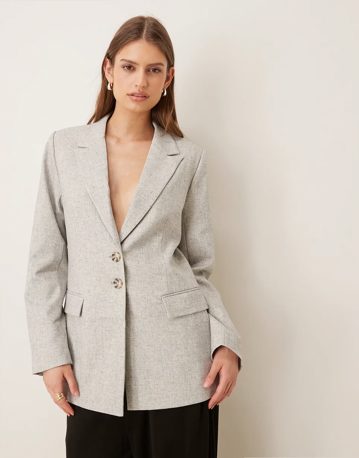 – Eleganter Oversize-Blazer in Hellgrau meliert mit Knöpfen in Schildpatt-Optik
