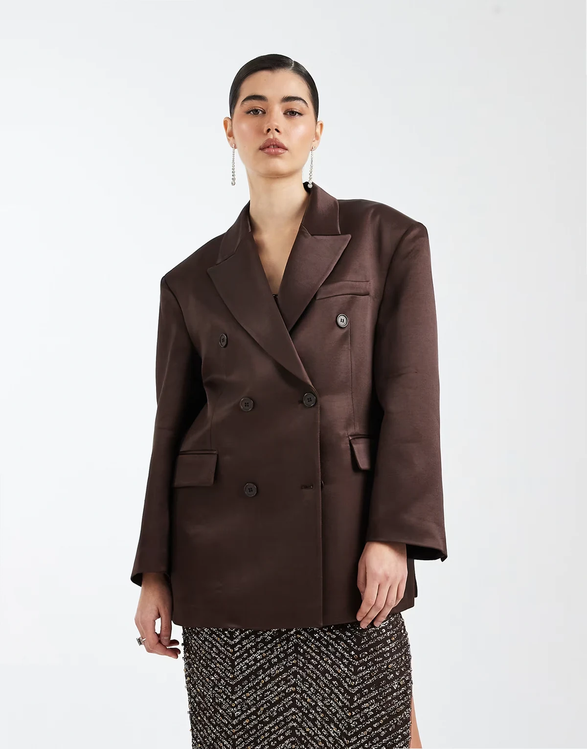 – Zweireihiger Oversize-Blazer aus Satin in Schokobraun