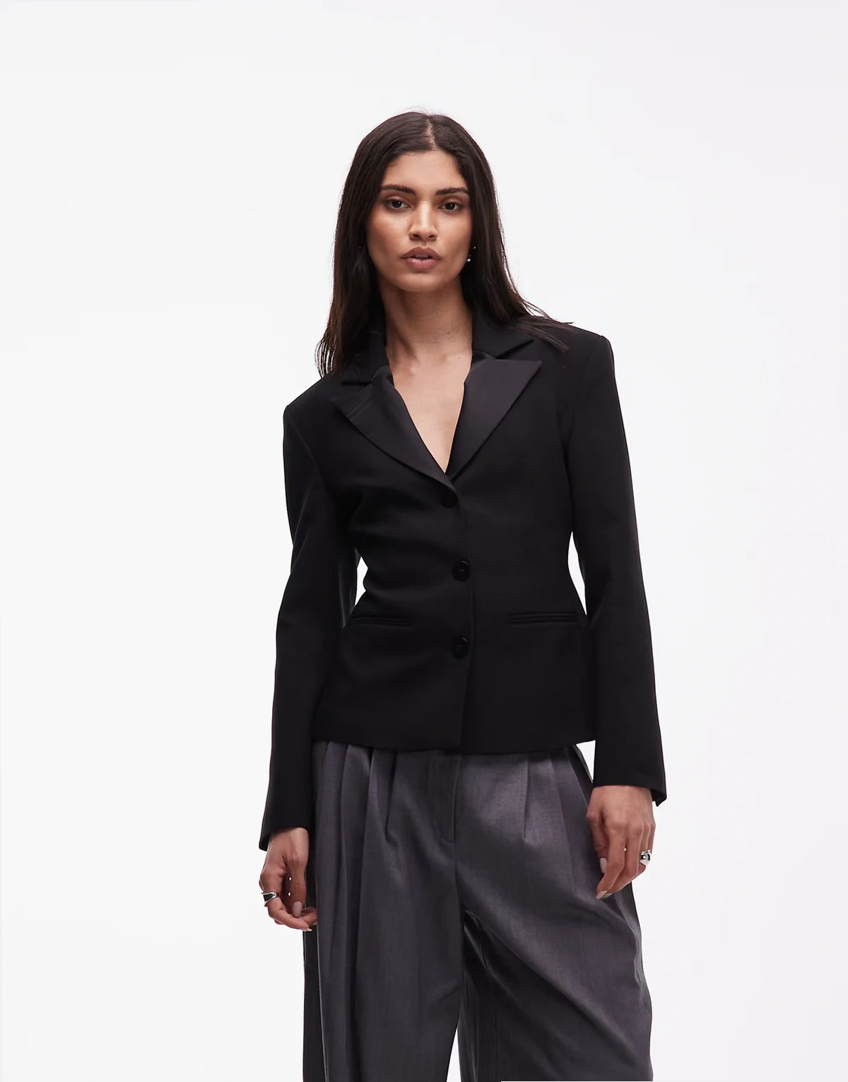 – Figurbetonter Blazer in Schwarz mit kontrastierendem Revers