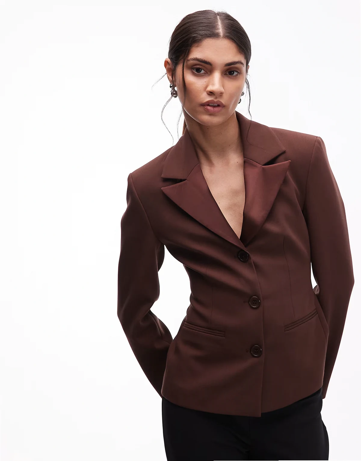 – Figurbetonter Blazer in Schokobraun mit kontrastierendem Revers