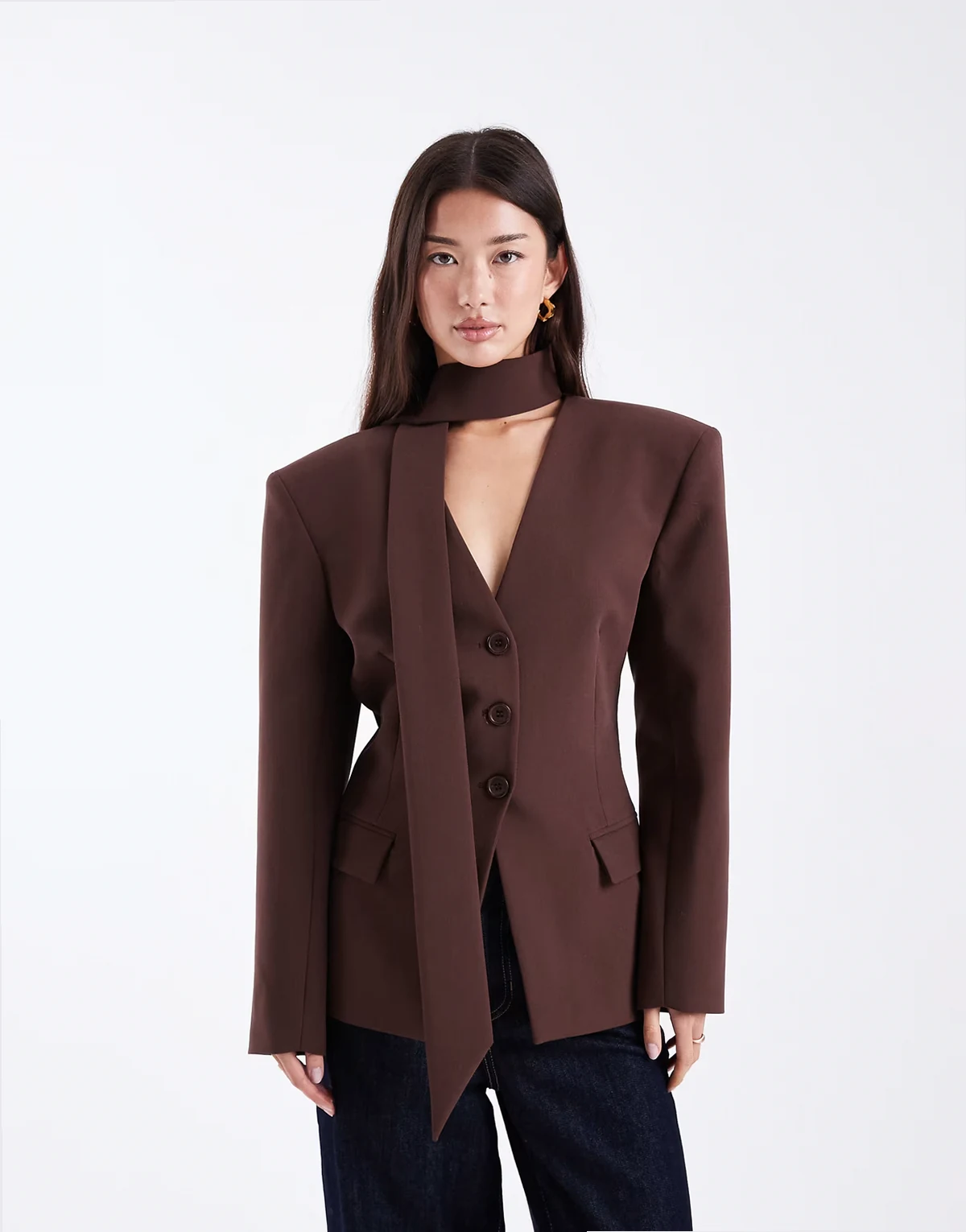 – Taillierter Blazer in Schokobraun mit Schulterpolstern und Schaldetail