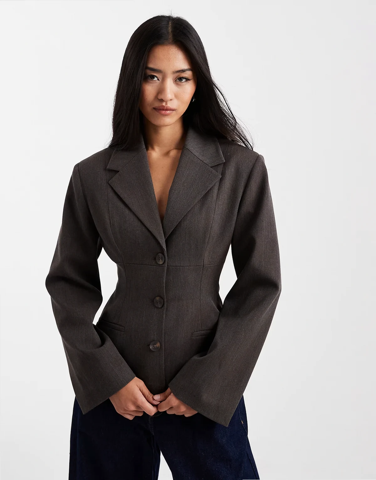 – Blazer in Anthrazit mit stark betonter Taille