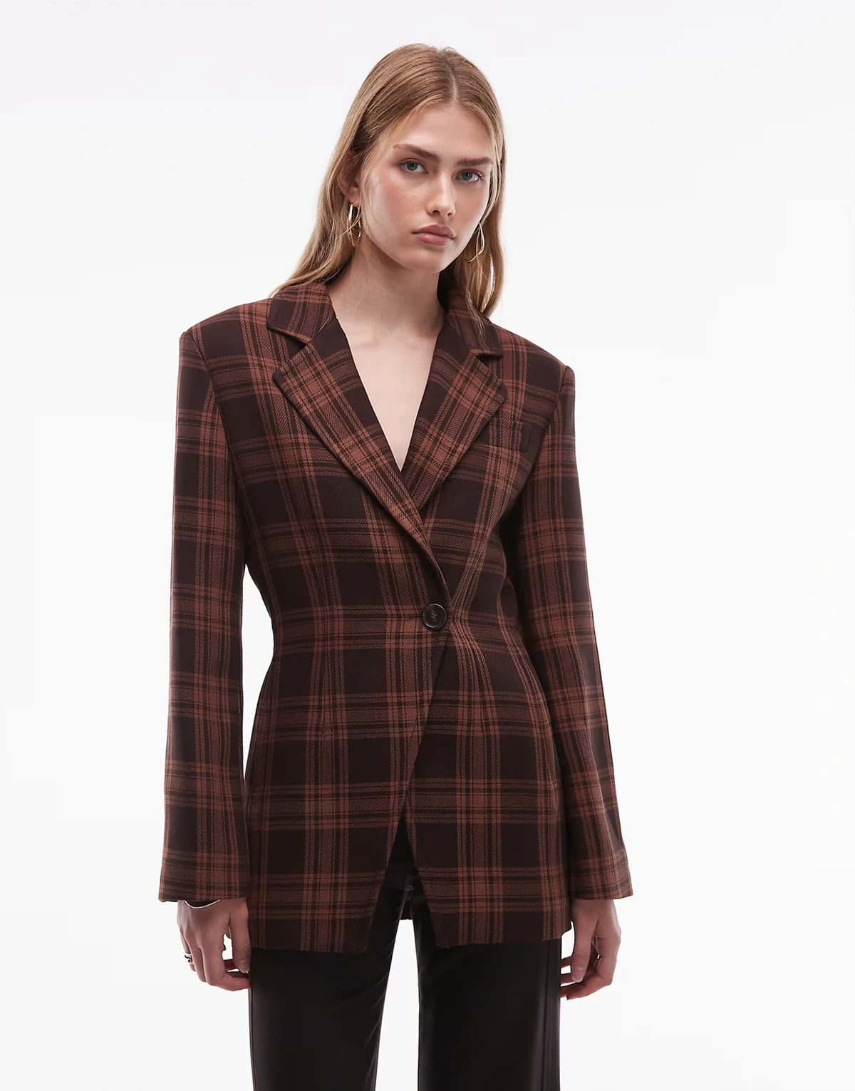 – Formender Blazer mit braunem Karomuster und betonten Schultern