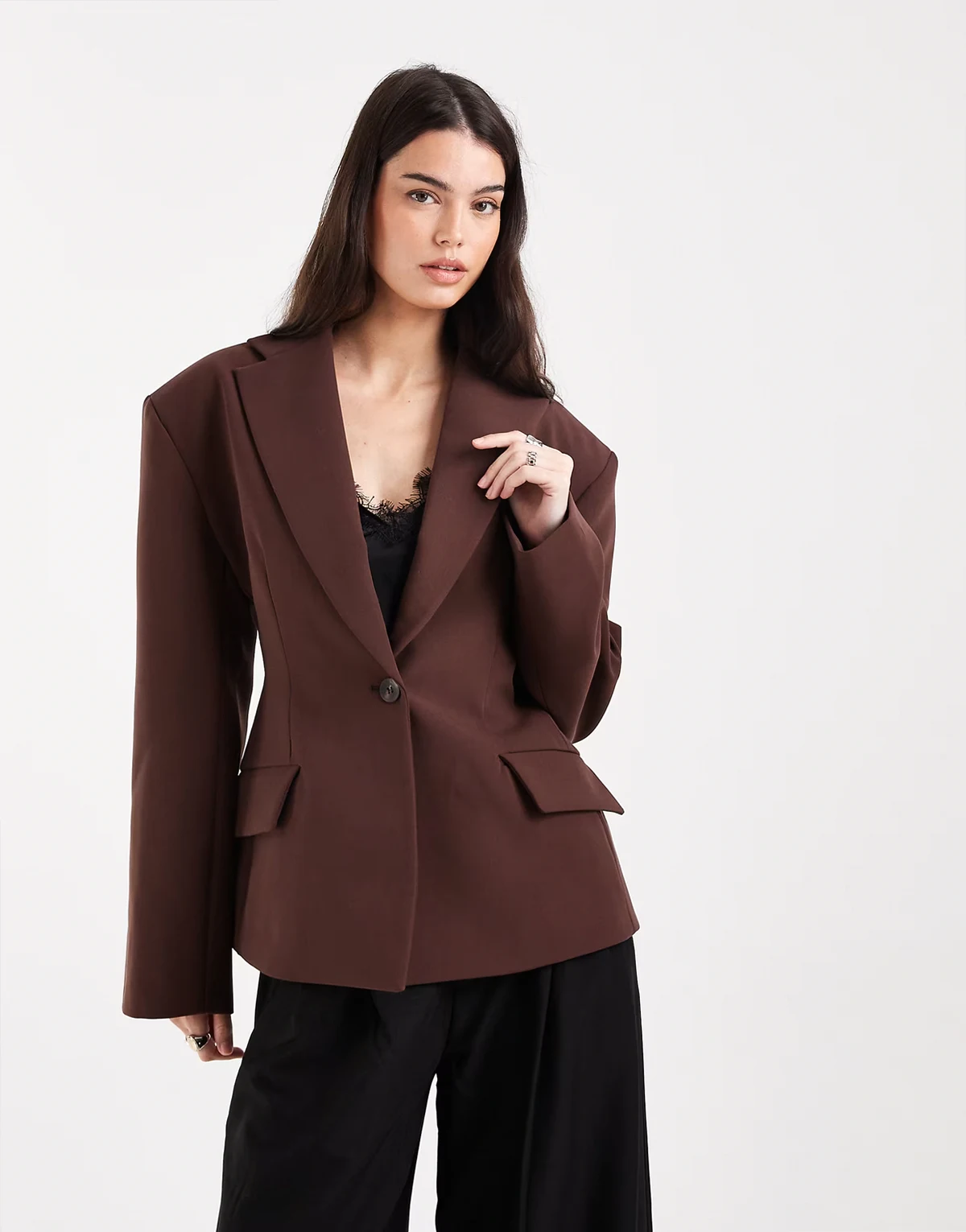 – Taillierter Blazer in Mokka mit figurbetontem Schnitt