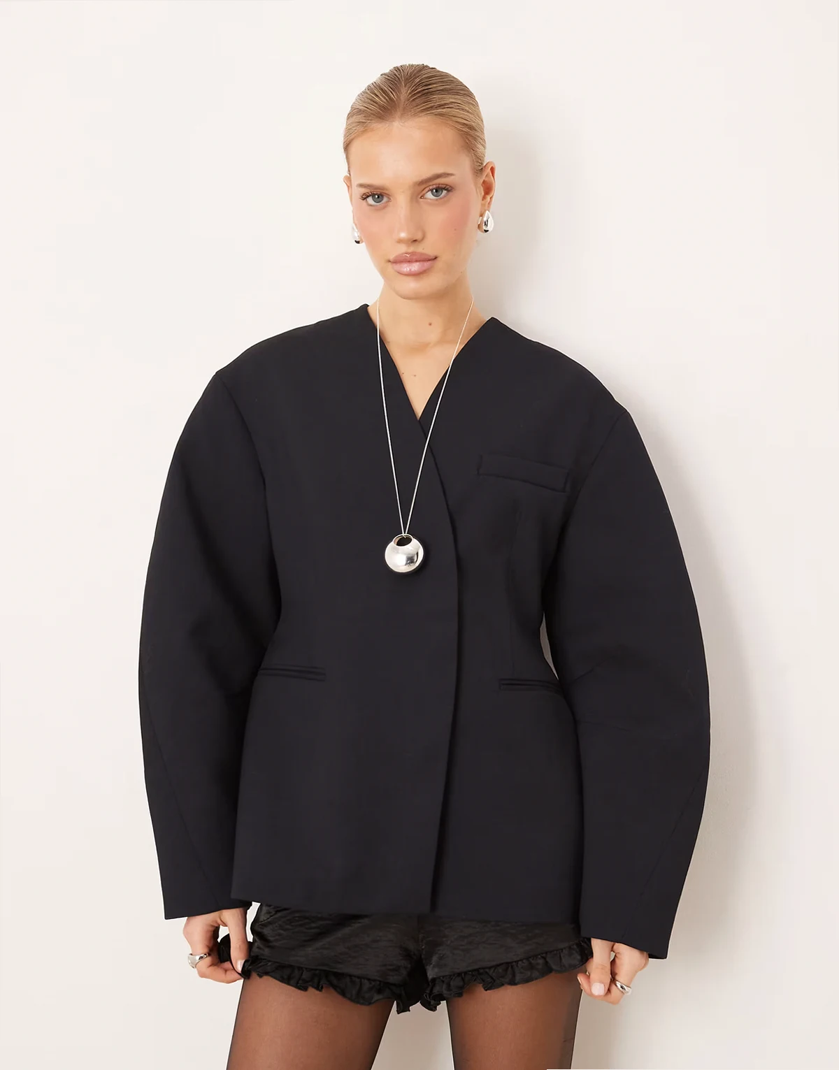 – Taillierter, kragenloser Blazer in Marineblau