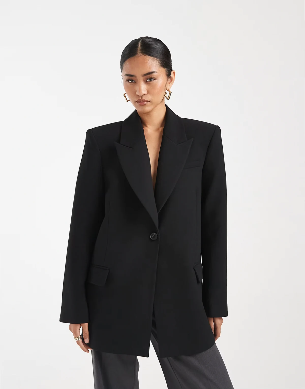 sharp shoulders blazer in black