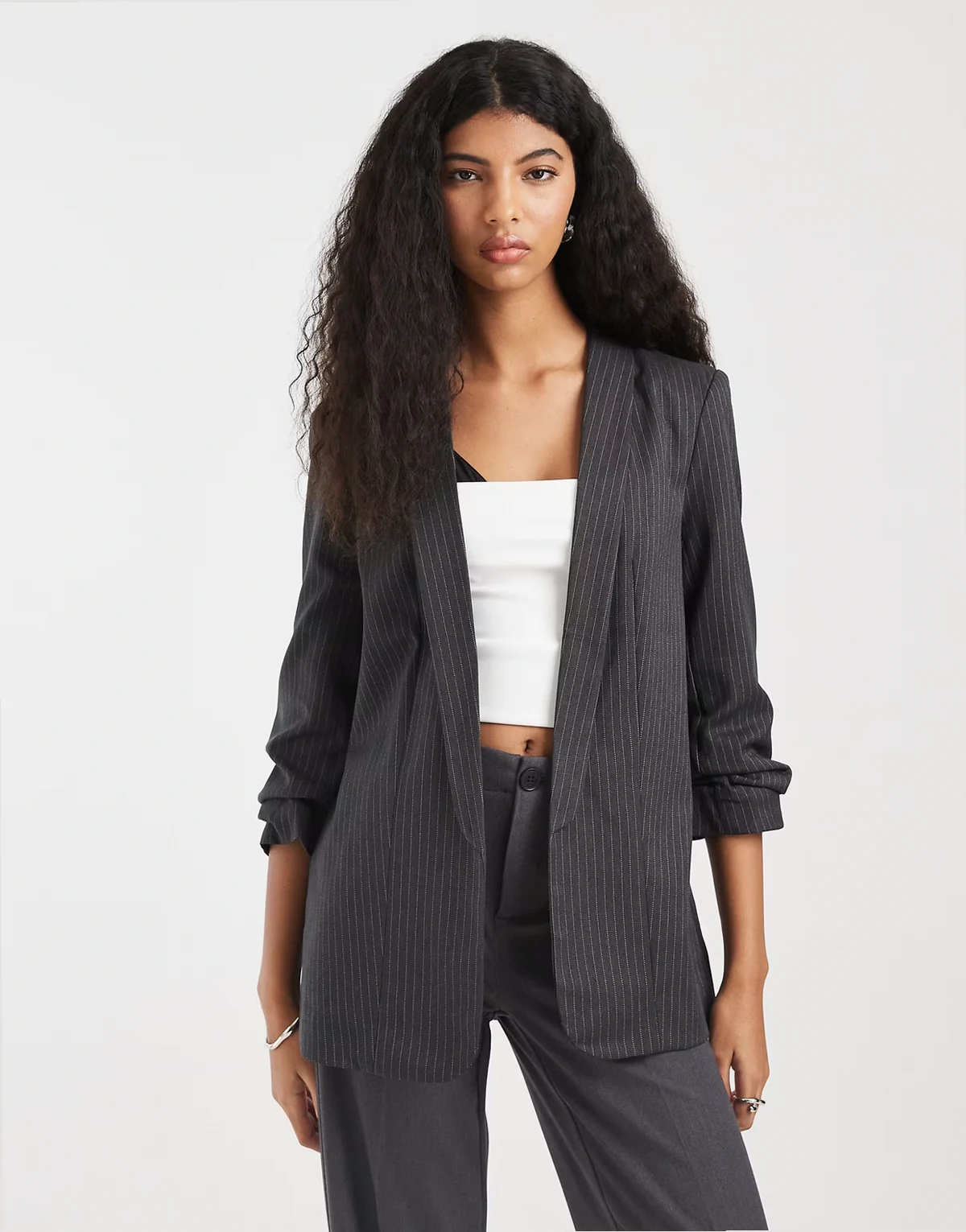 – Eleganter Blazer in Grau mit Nadelstreifen und gerafften Ärmeln