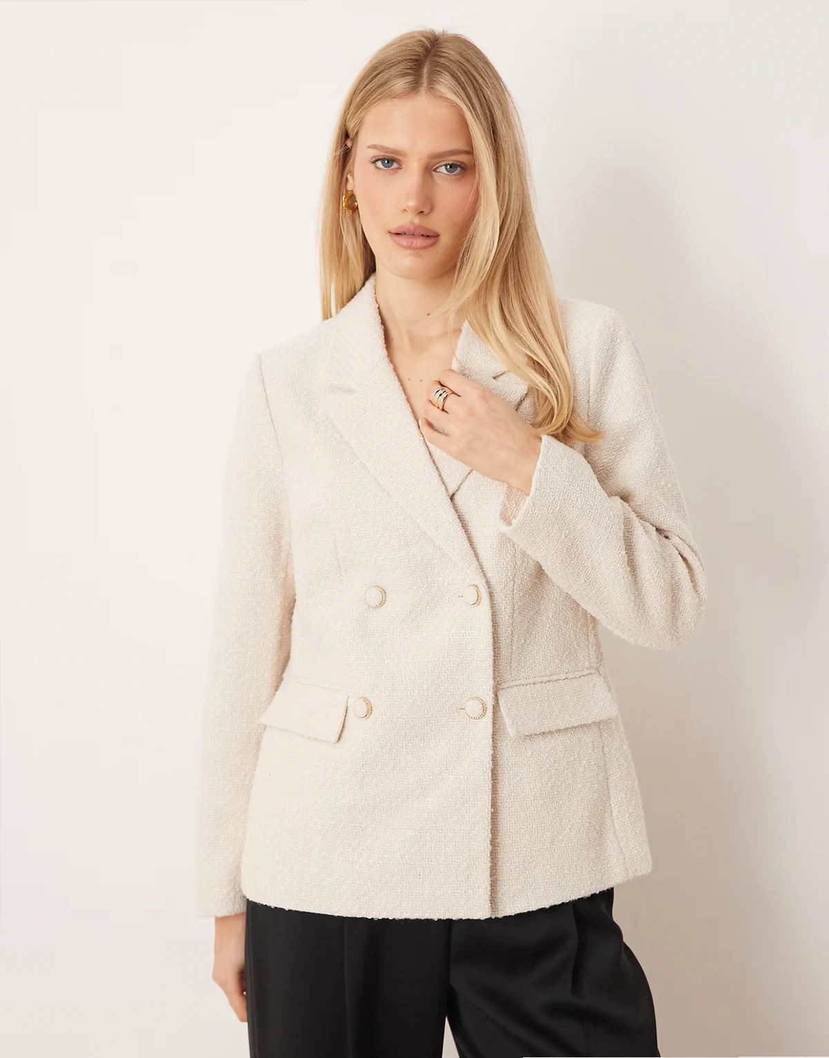 – Eleganter, zweireihiger Bouclé-Blazer in Cremeweiß mit verzierten Knöpfen