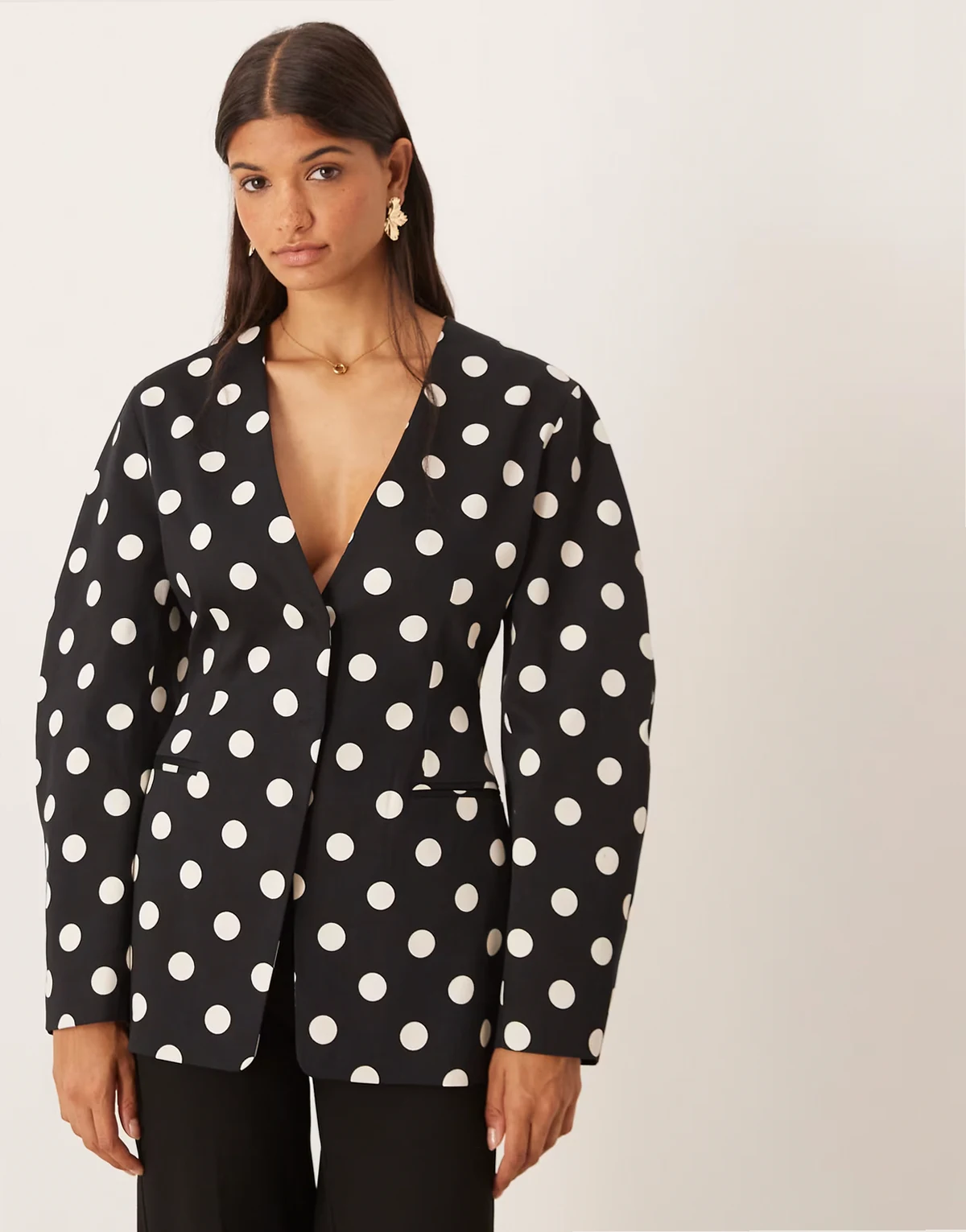– Kragenloser, taillierter Blazer mit Polka Dots, Kombiteil