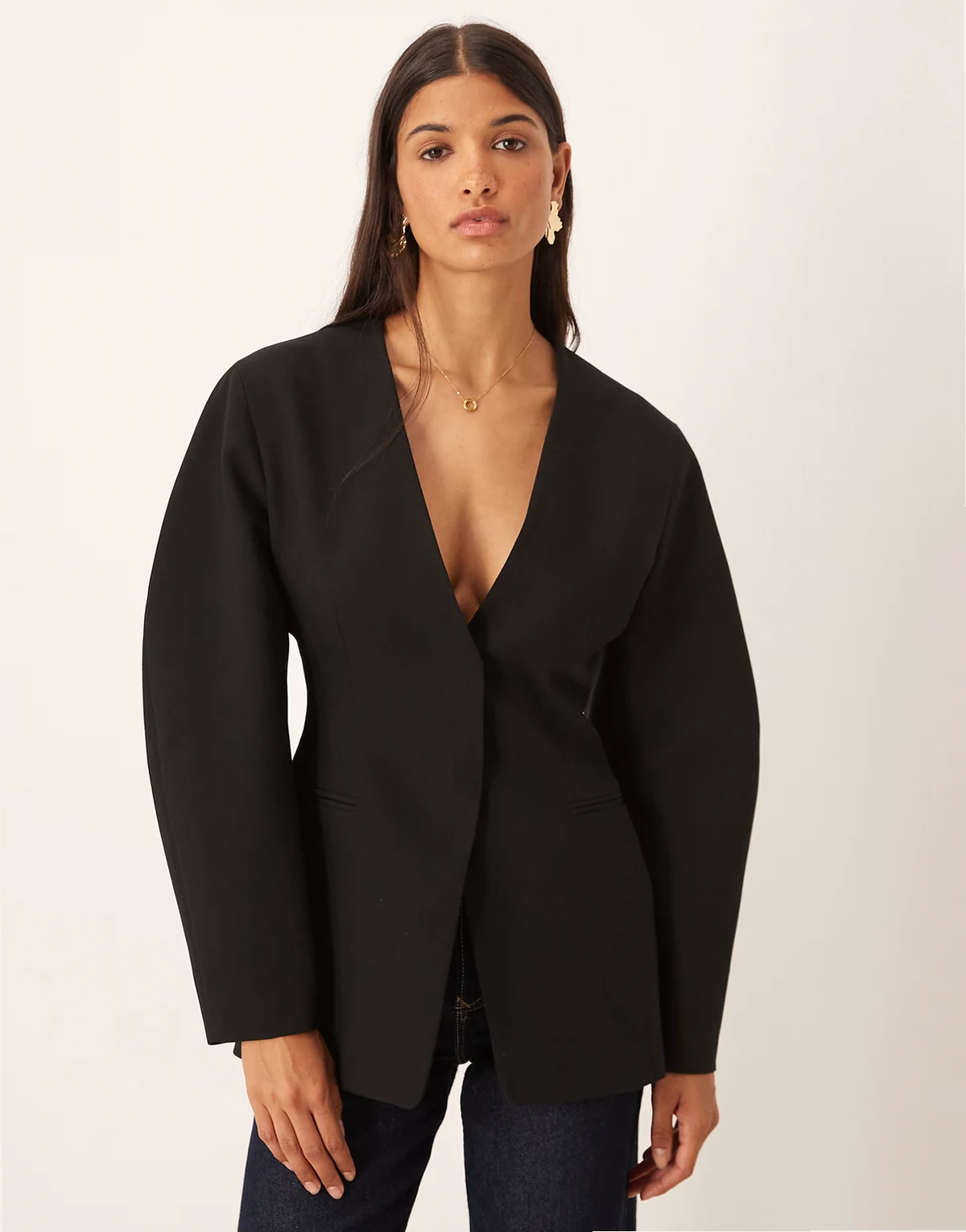 – Taillierter, kragenloser Blazer in Schwarz