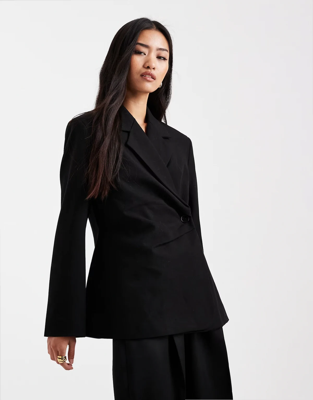 – Eleganter Blazer in Schwarz mit gewickelter Vorderseite