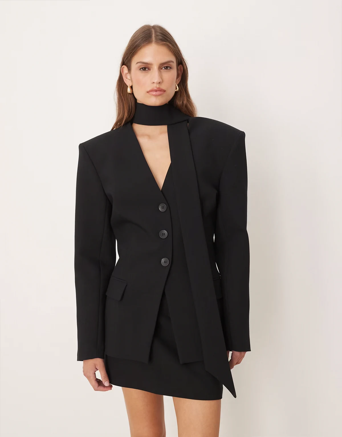 – Taillierter Blazer in Schwarz mit Schulterpolstern und Schaldetail, Kombiteil