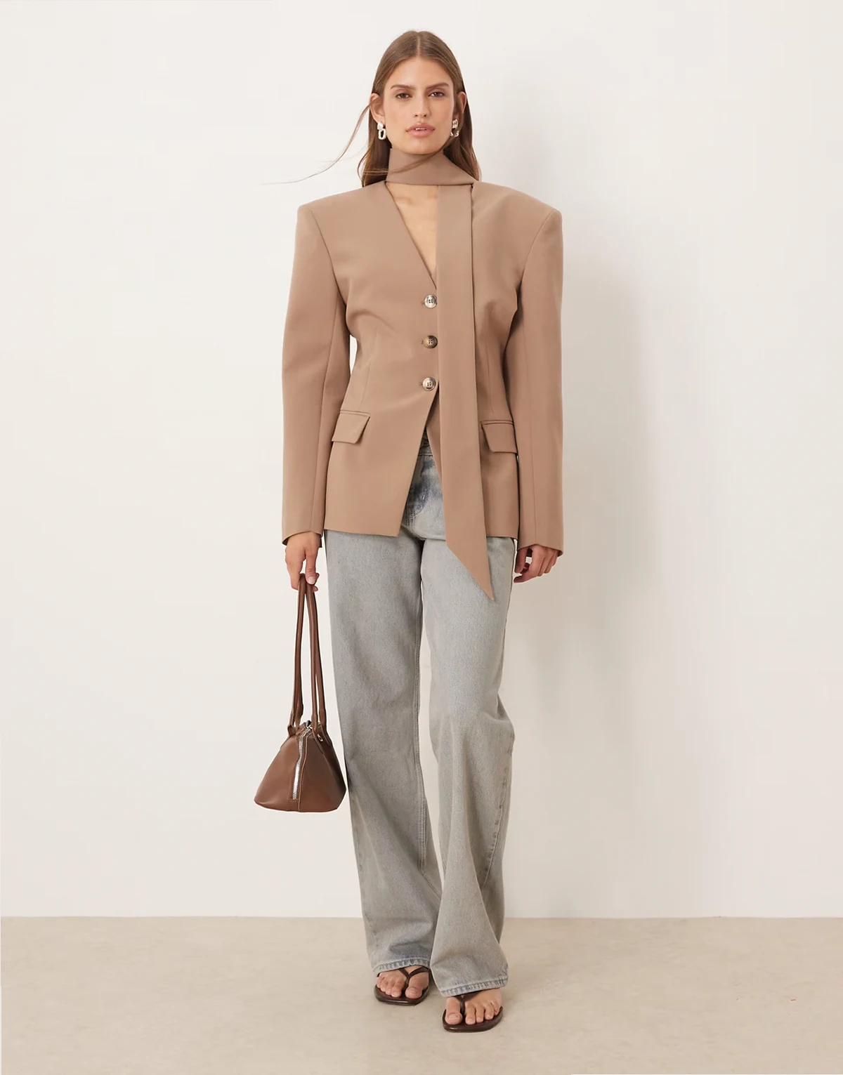 – Taillierter Blazer in Mokka mit Schulterpolstern und Schaldetail, Kombiteil