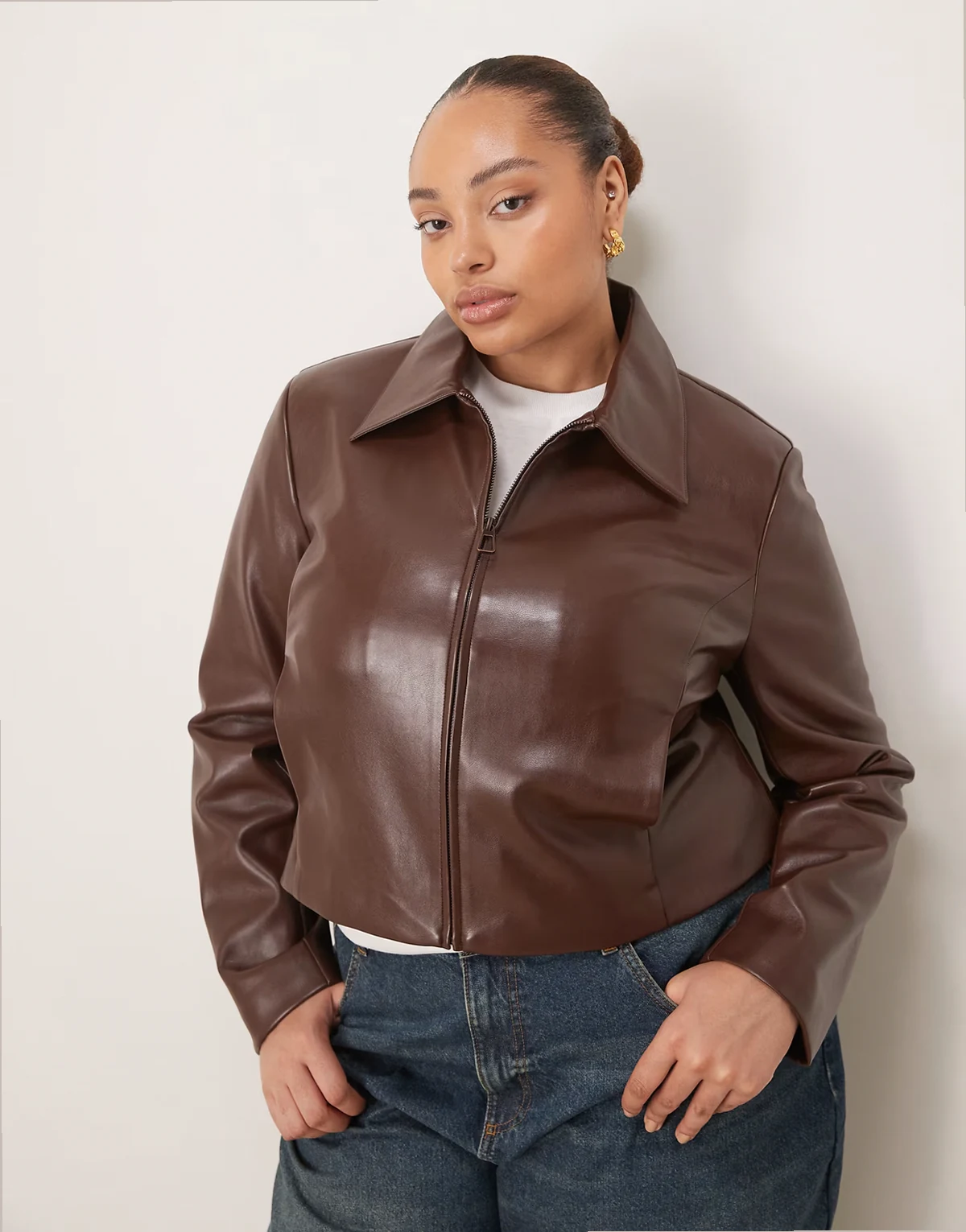 Curve – Eleganter Cropped Blazer aus Kunstleder in Schokobraun mit Reißverschluss vorne