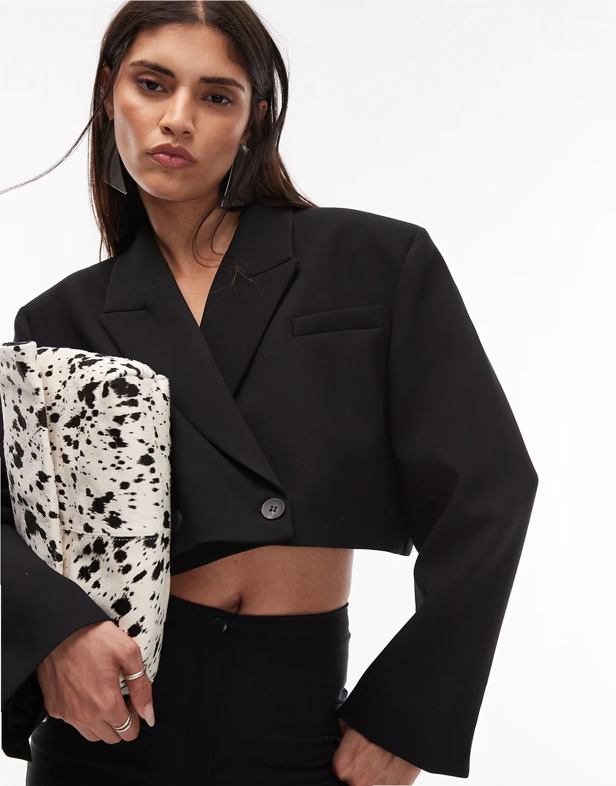– Kastiger, zweireihiger Cropped-Blazer in Schwarz mit Schulterpolstern