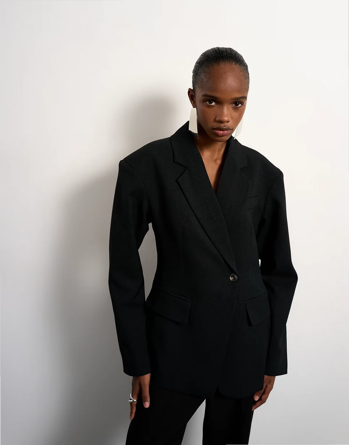 – Taillierter Blazer in Schwarz mit Schulterpolstern