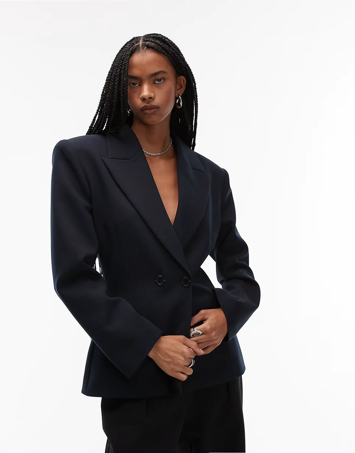 – Zweireihiger, taillierter Blazer in Marineblau