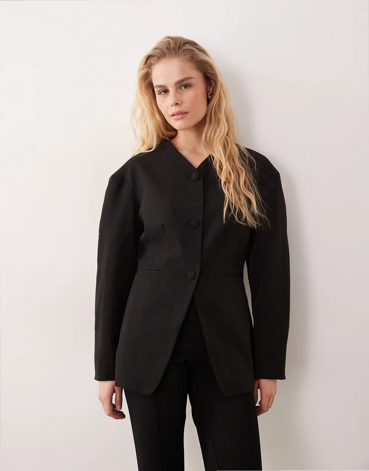 – Kragenloser, taillierter Blazer in Schwarz