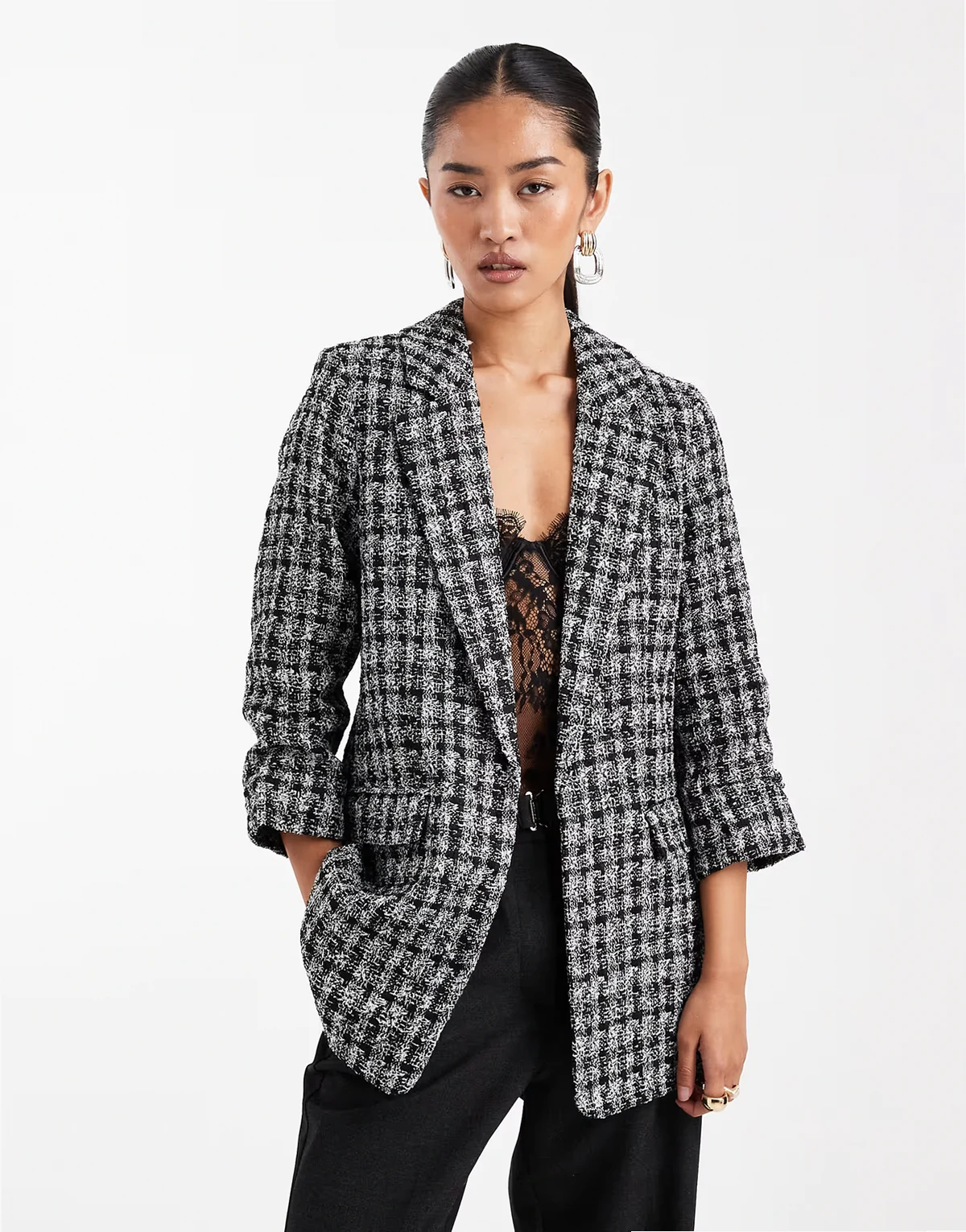 – Oversize-Blazer mit Bouclé-Struktur in Schwarz und Weiß und gerafften Ärmeln