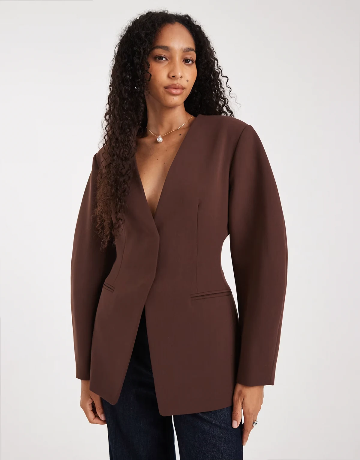 – Kragenloser Blazer in Schokobraun mit betonter Taille