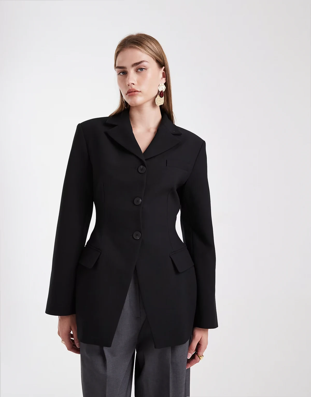 – Blazer in Schwarz mit geformter Hüftpartie im taillierten Design, Kombiteil