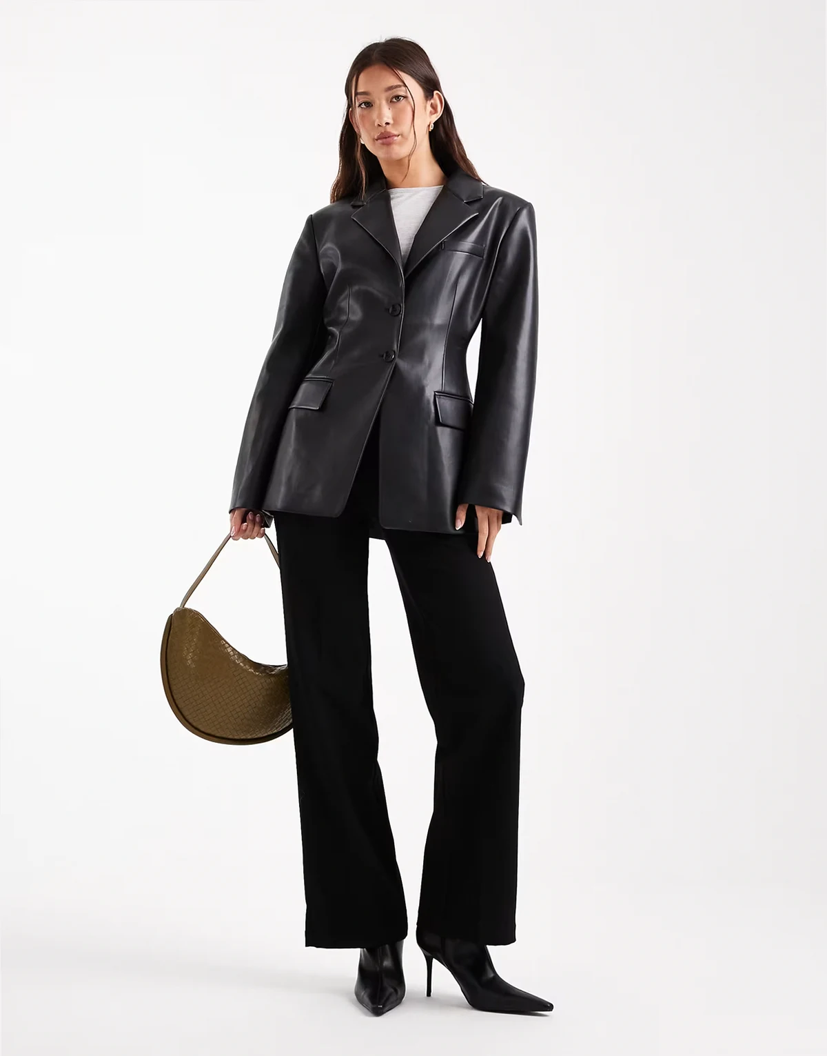 – Geformter, taillierter Blazer aus Kunstleder in Schwarz
