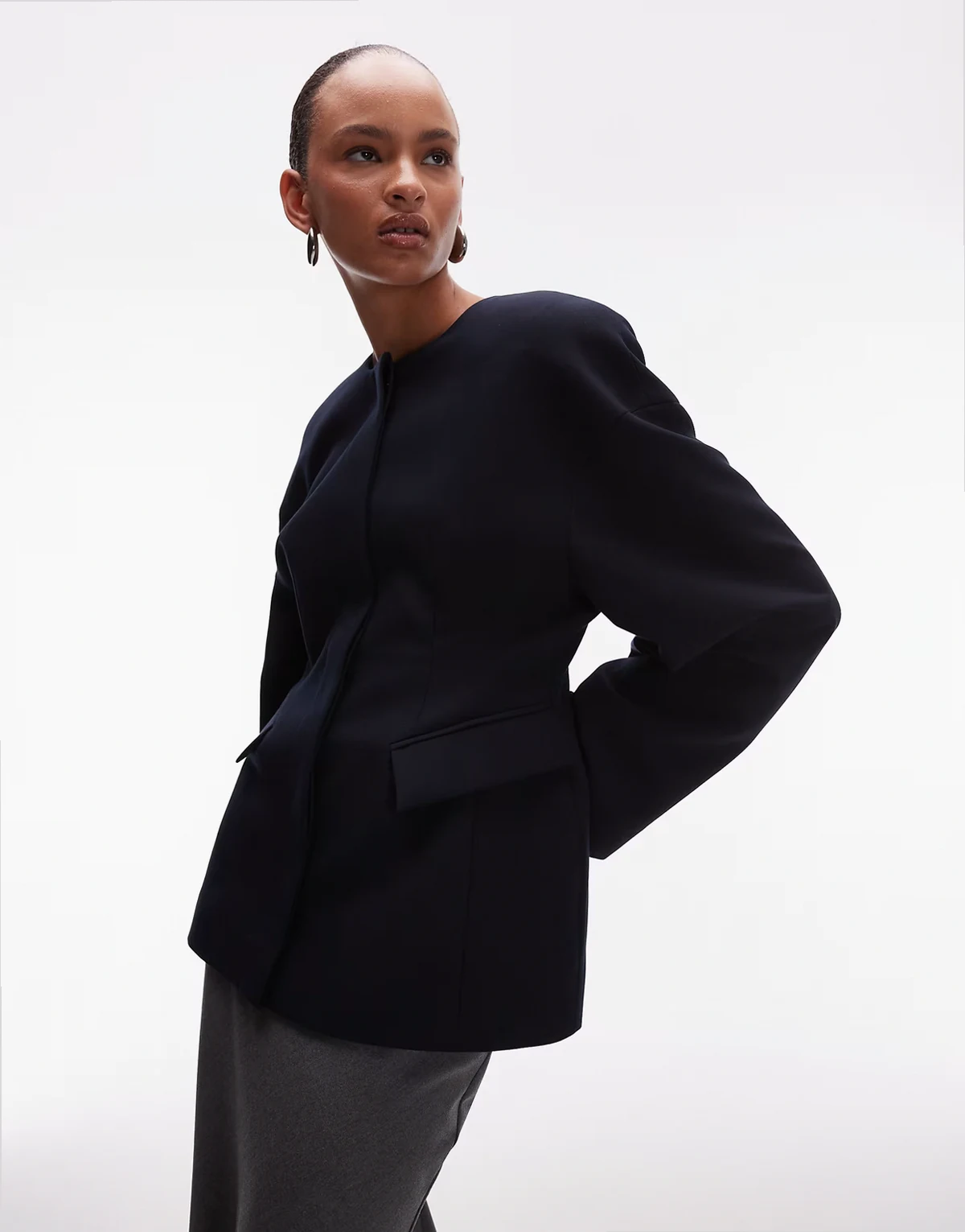 – Geformter, kragenloser Blazer in Marineblau