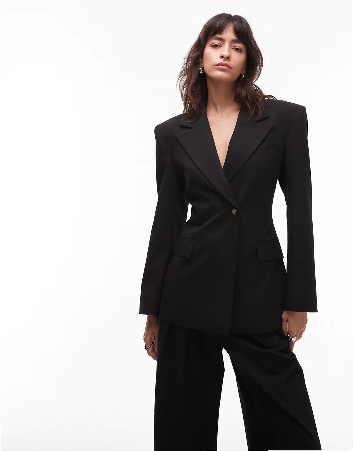 – Taillierter Blazer in Schwarz mit hoch angesetztem Knopfverschluss