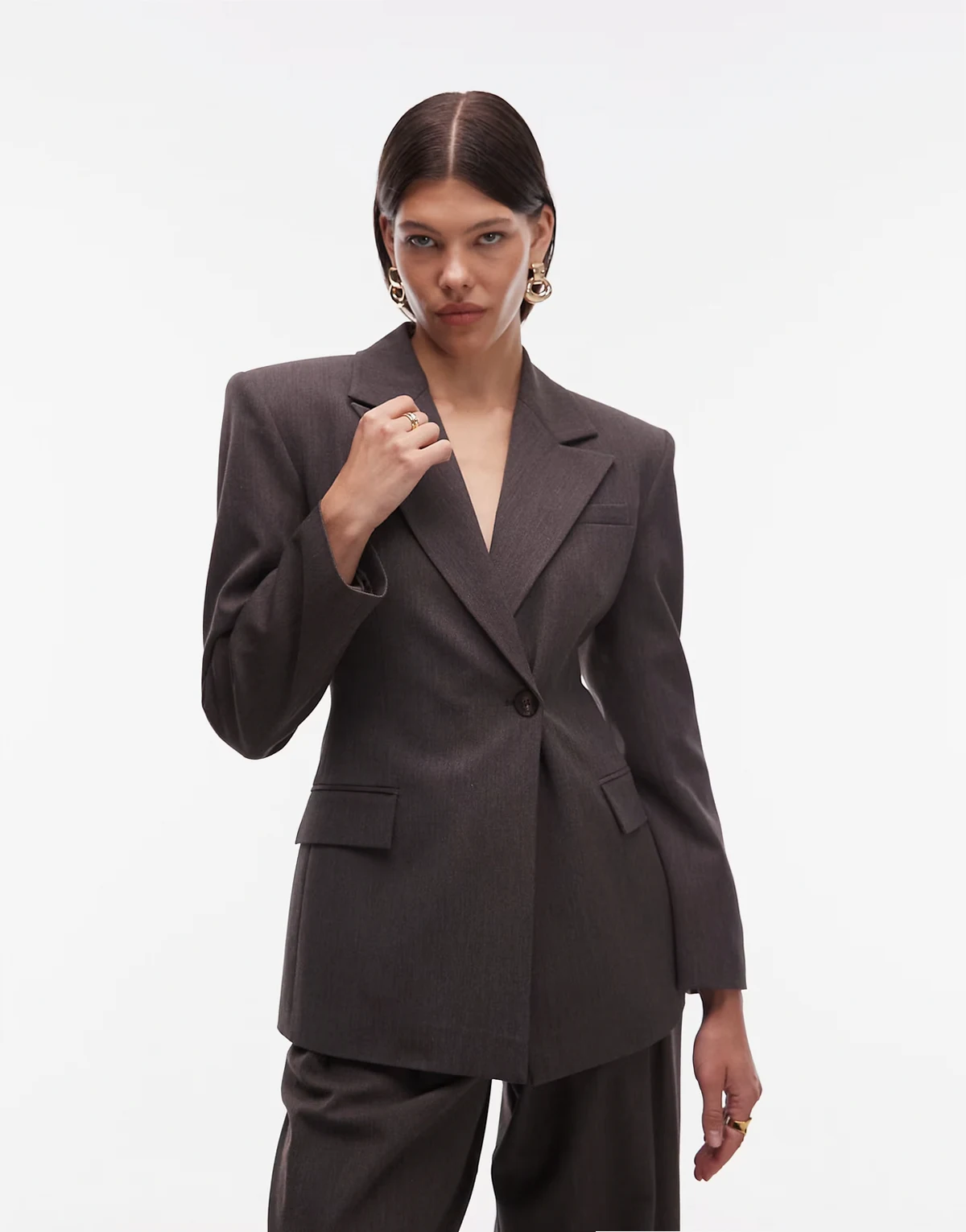 – Taillierter Blazer in Schokobraun mit hoch angesetztem Knopfverschluss