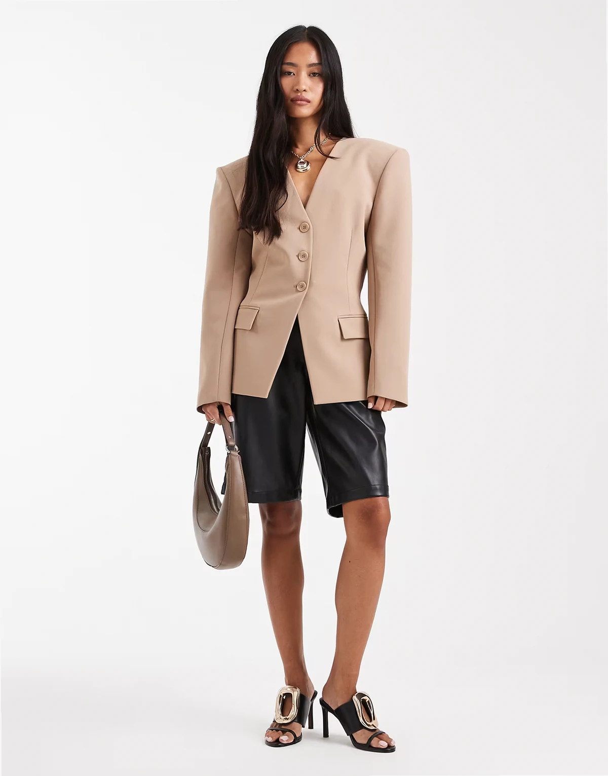 – Kragenloser Blazer in neutralem Farbton mit 3 Knöpfen und Raffung in der Taille