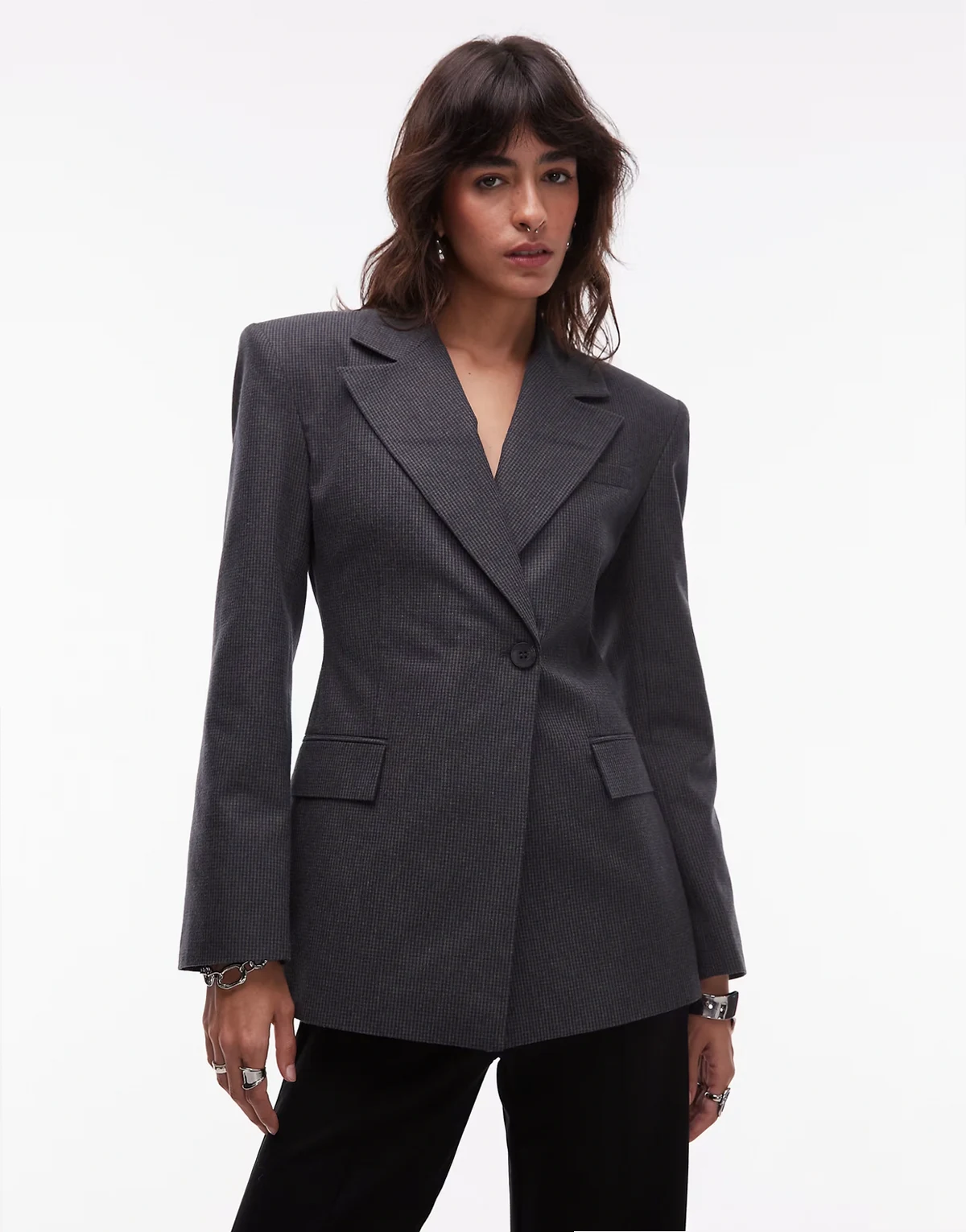 – Taillierter, karierter Blazer in Grau mit hoch angesetztem Knopfverschluss