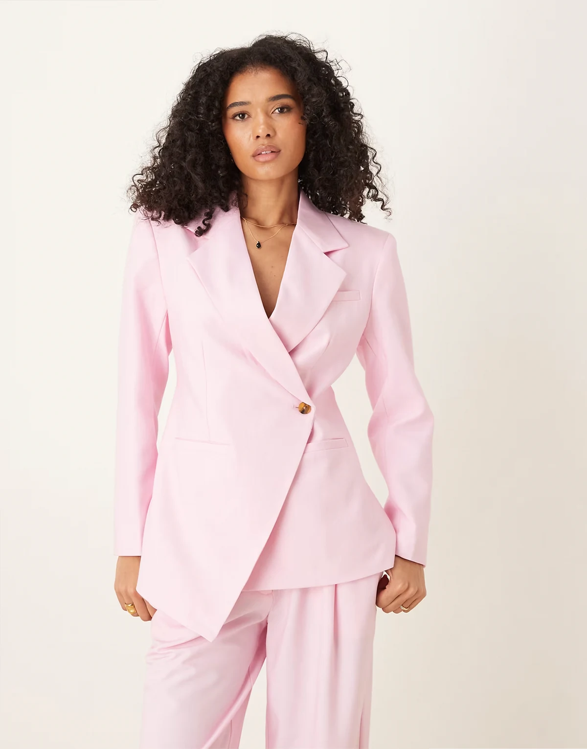 – Eleganter Blazer mit tailliertem Design und asymmetrischem Saum in Rosa