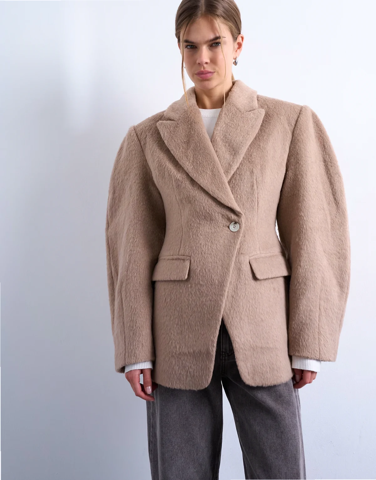 – Blazermantel aus angerautem Stoff in Camel mit ovalen Ärmeln und betonter Taille