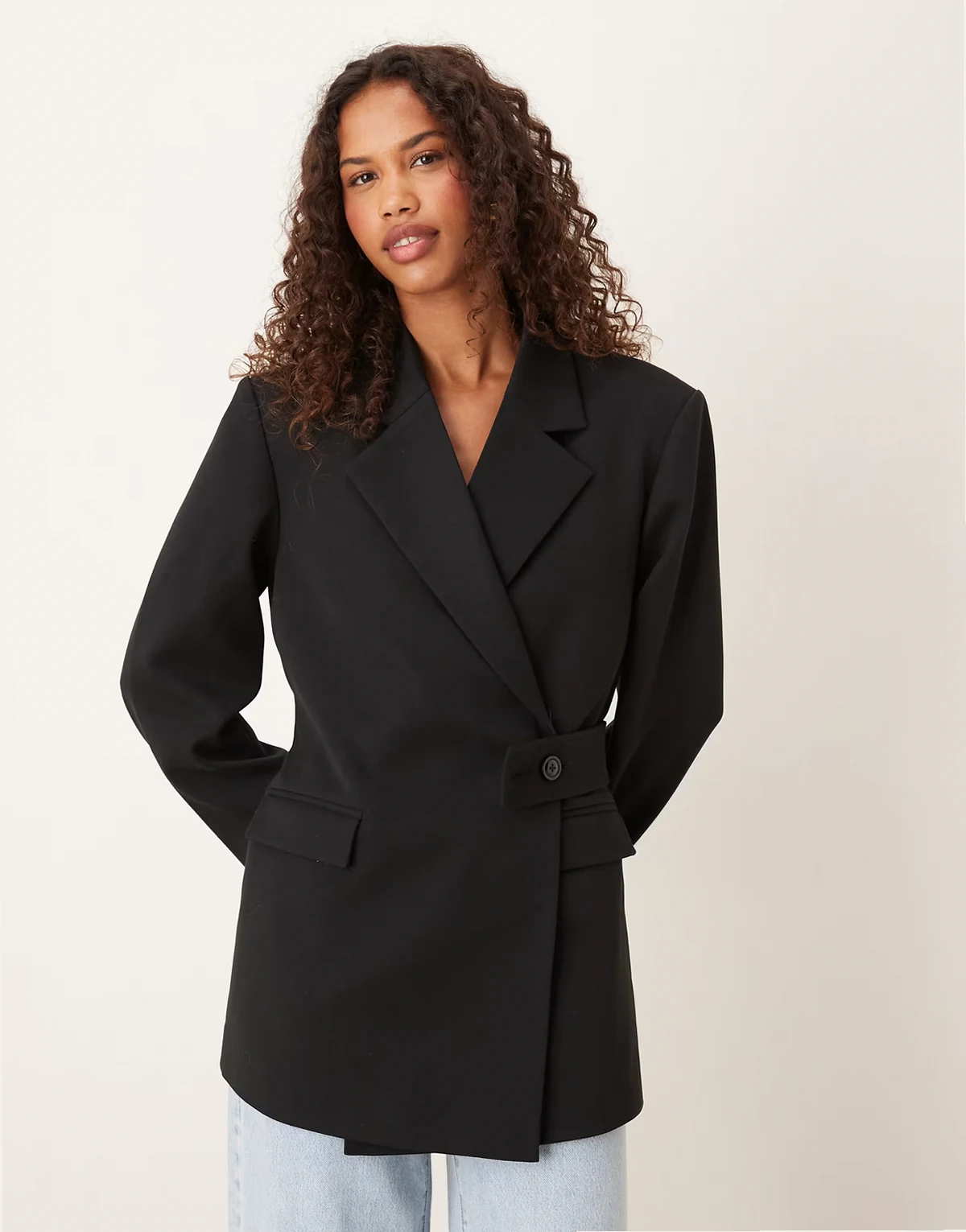 – Eleganter Relaxed-Fit-Blazer in Schwarz mit Gürtel